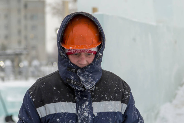 Egy jégváros rendezésével foglalkozó munkás portréja - Fotó, kép