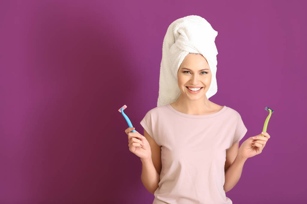 Beautiful young woman with razors on color background - Φωτογραφία, εικόνα