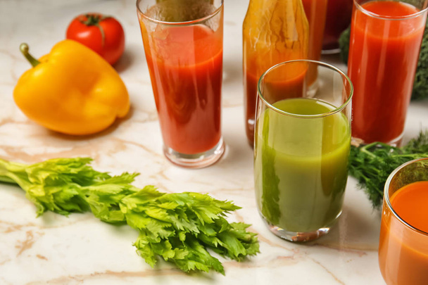 Óculos de suco vegetal saudável na mesa leve
 - Foto, Imagem