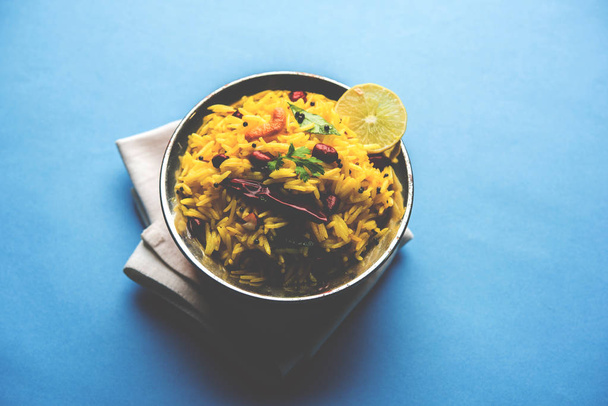 Citrom rizs egy dél indiai kurkuma rizs vagy elkötelezett nevű recept fodnicha bhat használ maradék rizs, dió curry leveleket és a citromlevet, a szelektív összpontosít körítve - Fotó, kép