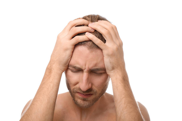 Junger Mann leidet unter Kopfschmerzen auf weißem Hintergrund - Foto, Bild