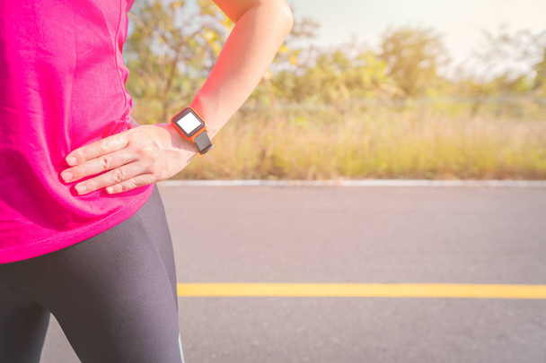 Women exercise in the morning with SmartWatch. - Foto, afbeelding