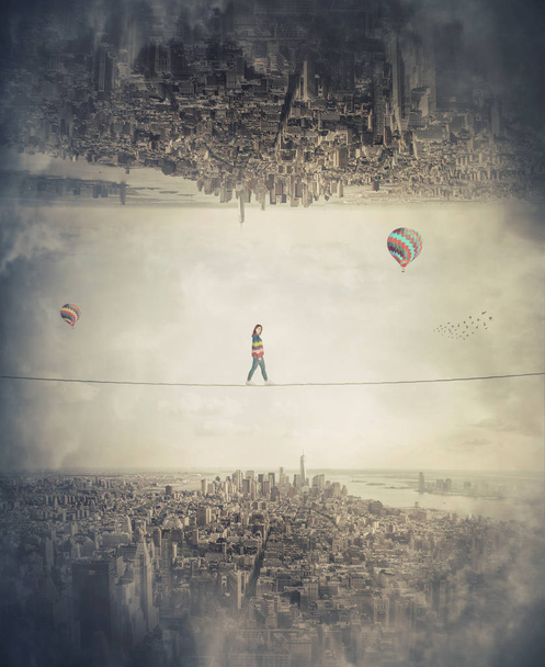 Silueta de mujer joven balanceándose en cuerda floja por encima de las nubes entre dos mundos paralelos imaginarios. Caminando confiado en la cuerda floja. Conquistar metáfora, superar desafío símbolo de estabilidad
. - Foto, imagen