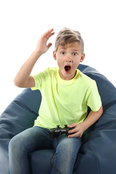 Емоційний хлопчик грає у відеогру на білому тлі
 - Фото, зображення