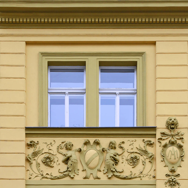 Вікно старовинною будівлею. Стара Прага, 2018.  - Фото, зображення