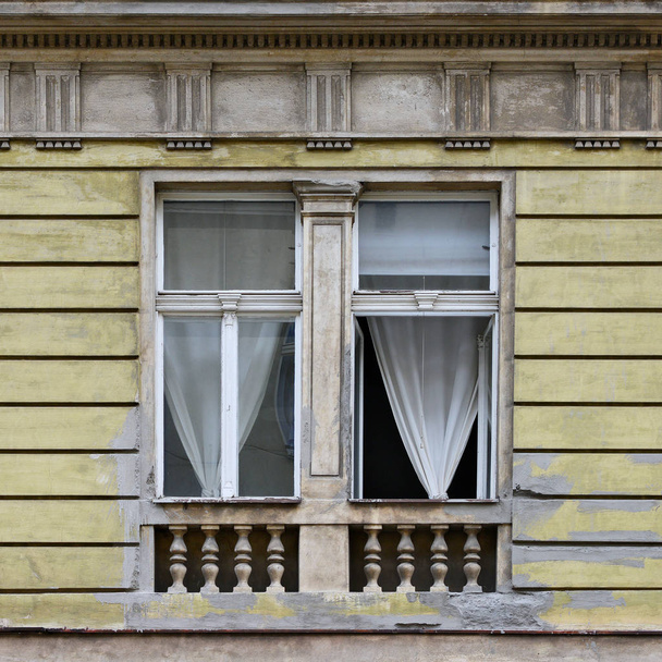 Ventana de un edificio antiguo. Praga Vieja, 2018
.  - Foto, imagen