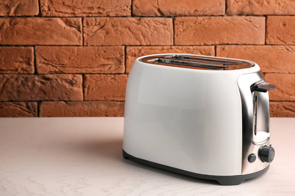 moderner Toaster auf dem Tisch - Foto, Bild