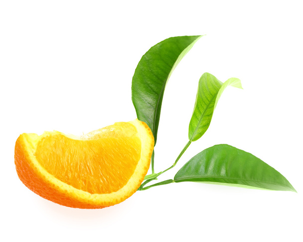 Parte de laranja e ramo com folha verde
 - Foto, Imagem