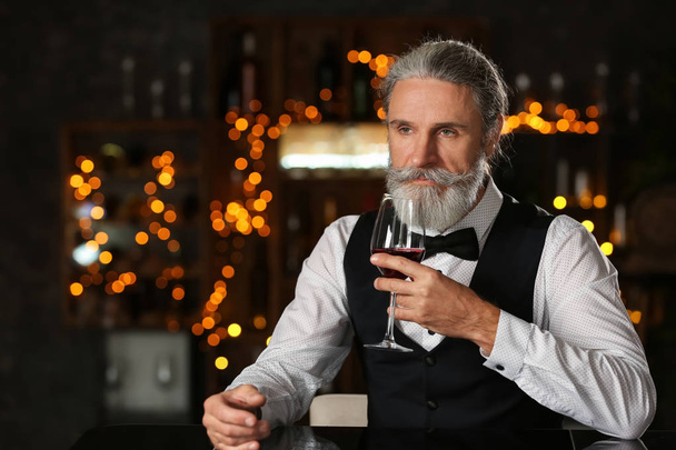 Idősebb ember iszik bor bar-ban - Fotó, kép