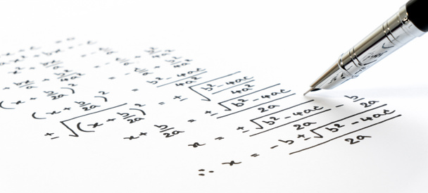 Kézírással Matematikai egyenlet képlet vizsgálat, gyakorlat, vetélkedő vagy teszt matematika osztályban. Exponenciális egyenletek megoldása háttér koncepció. - Fotó, kép
