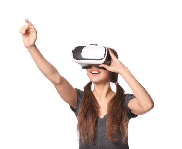 fiatal nő virtuális valóság szemüveg fehér háttér - Fotó, kép