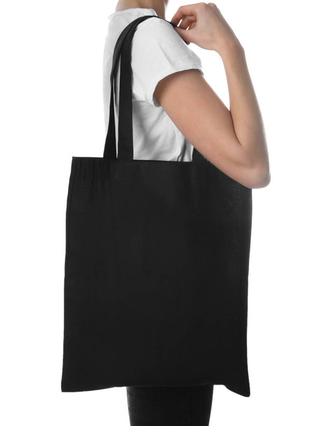 Mujer con bolsa en blanco para branding sobre fondo blanco
 - Foto, Imagen