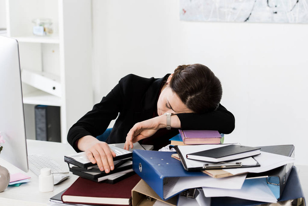 femme d'affaires épuisée dormant sur des dossiers avec des documents à table au bureau
 - Photo, image