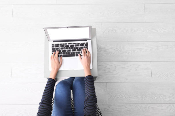 Woman using laptop at home - Foto, Bild