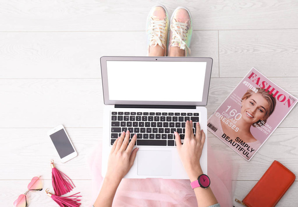 Blogger usando laptop en casa
 - Foto, imagen