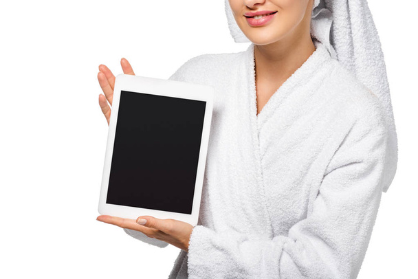 обрізаний вид дівчини в халаті, що показує цифровий планшет ізольований на білому
 - Фото, зображення