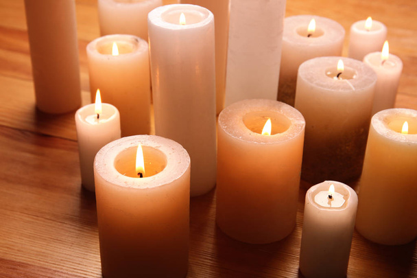 hořící svíčky na dřevěném stole - Fotografie, Obrázek