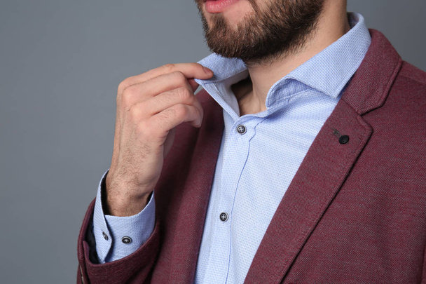 Fashionable young man on grey background, closeup - Φωτογραφία, εικόνα