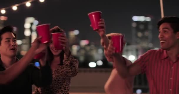 Groep vrienden dansen op een feestje op het dak - Video