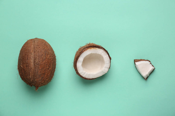 Kompozycja z dojrzałych kokosów na kolor tła - Zdjęcie, obraz