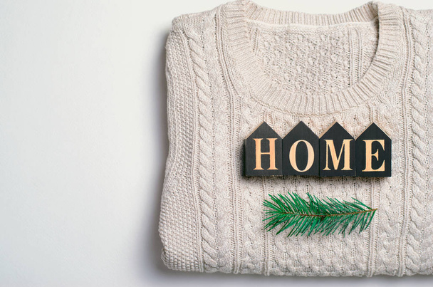 Cozy Home kış konsepti, eve mektup üstünde bej kazak ve köknar dalı, üstten görünüm örme - Fotoğraf, Görsel