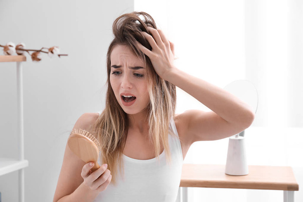 Žena s problémem vypadávání vlasů doma - Fotografie, Obrázek