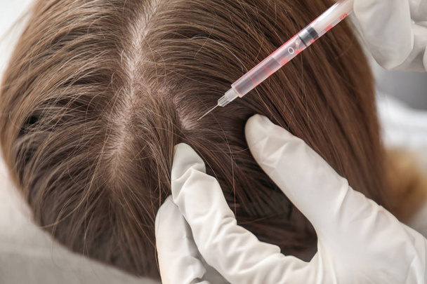 Γυναίκα με μαλλιά απώλεια πρόβλημα λήψης ένεση στο ιατρείο, κοντινό πλάνο - Φωτογραφία, εικόνα