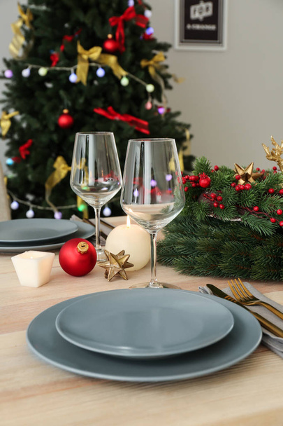 クリスマス ディナーのための部屋でお祝いテーブル設定 - 写真・画像