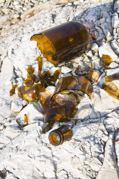 地面に粉々 になったビール瓶: アルコール依存症の概念 - 写真・画像