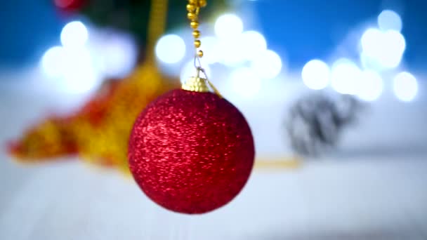 Karácsonyi játékok a karácsonyfa, kék háttérrel - Felvétel, videó