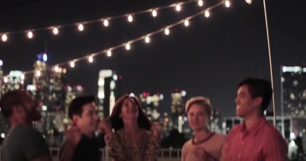 Ομάδα φίλων χορό σε ένα πάρτι στον τελευταίο όροφο - Πλάνα, βίντεο