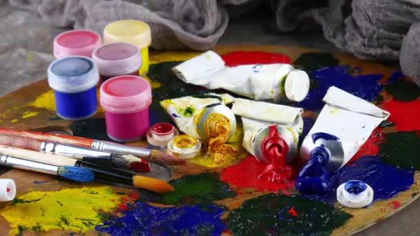 Кисти и краски для рисования на фоне палитры
 - Кадры, видео