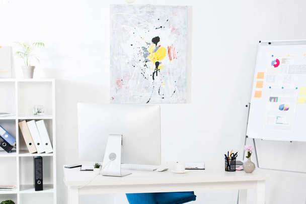 компьютер, краска и флипчарт в офисе
 - Фото, изображение