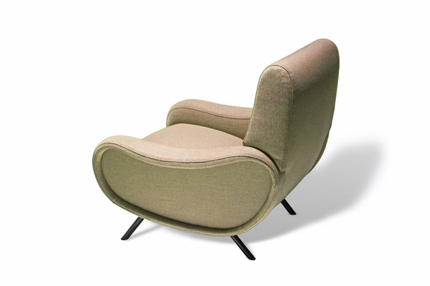 Beige kleur fauteuil. Moderne design stoel op witte achtergrond. Textiel bekleding stoel - Foto, afbeelding