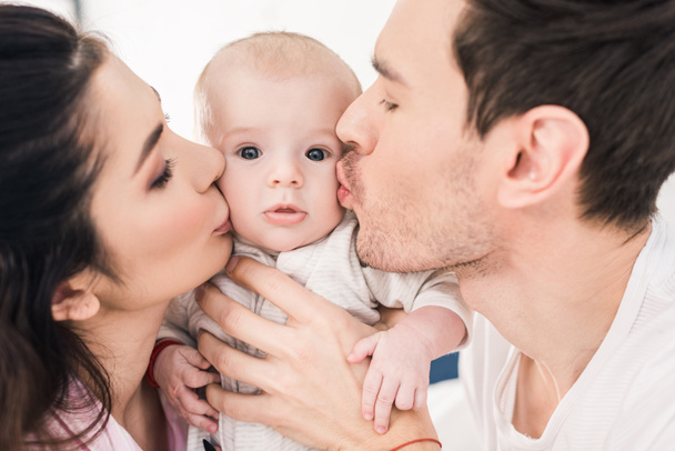 muotokuva vanhempien suudella pieni vauva yhdessä
 - Valokuva, kuva