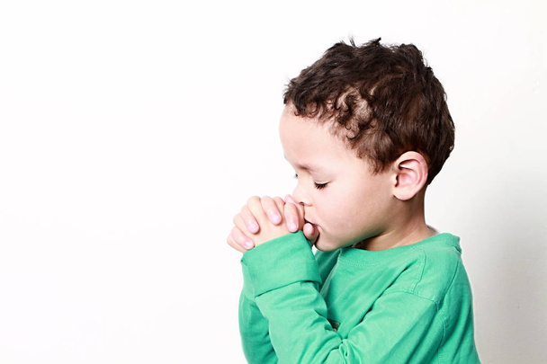 piccolo ragazzo pregare con le mani insieme stock foto - Foto, immagini