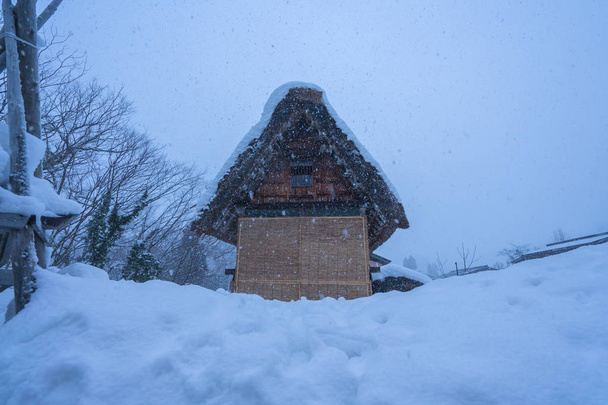 Nieve cayendo en invierno en shirakawago Gifu Chubu Japón
. - Foto, Imagen