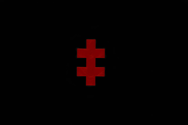 Kırmızı bulmaca parça veya iki çubuklu çapraz izole üzerinde siyah arka plan - Fotoğraf, Görsel