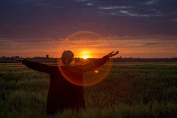 дівчина свобода руки пейзаж захід сонця поле природи трава
 - Фото, зображення