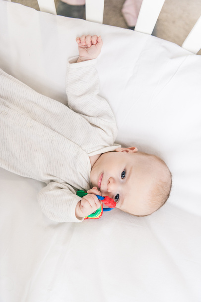 ベビーベッドのグッズとかわいい赤ちゃんのオーバー ヘッド ビュー - 写真・画像