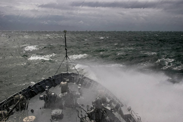 海の嵐の中船します。バルト海の嵐。嵐の間にバルト海の軍艦トレーニング。Nato バルト海, ラトビアの軍事船。嵐の中の海で Nato 軍事船。弓船からの眺め. - 写真・画像