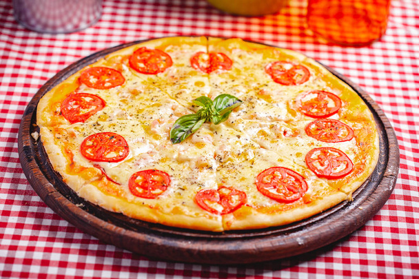 Pizza Margherita (Margarita) con pomodori e formaggio su tavola di legno. Da vicino. - Foto, immagini