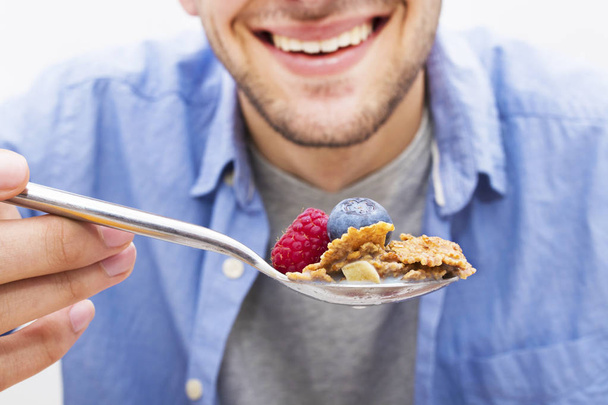 lepel met granen, fruit, Ontbijt en gezonde snack - Foto, afbeelding
