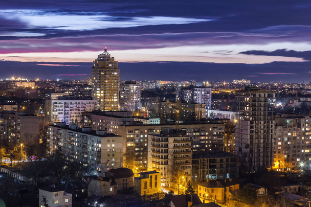 Ρυμουλκούμενακαι Νυχτερινή άποψη της πόλης Οδησσός καύση με φώτα τη νύχτα, Ουκρανία. - Φωτογραφία, εικόνα