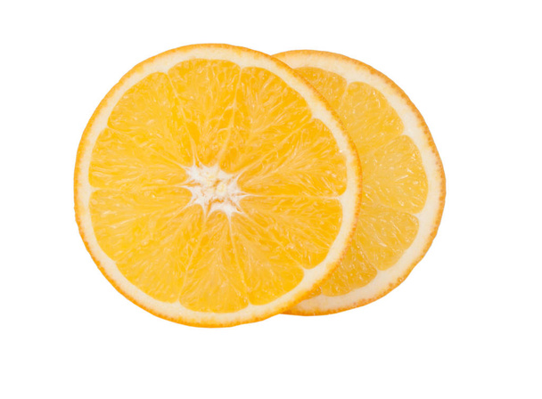 Свежий органический фруктовый ломтик апельсина, выделенный на белом. Экзотические тропические блюда
. - Фото, изображение