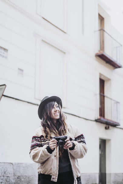 Woman with a camera photograph on the street of Madrid city - Fotoğraf, Görsel
