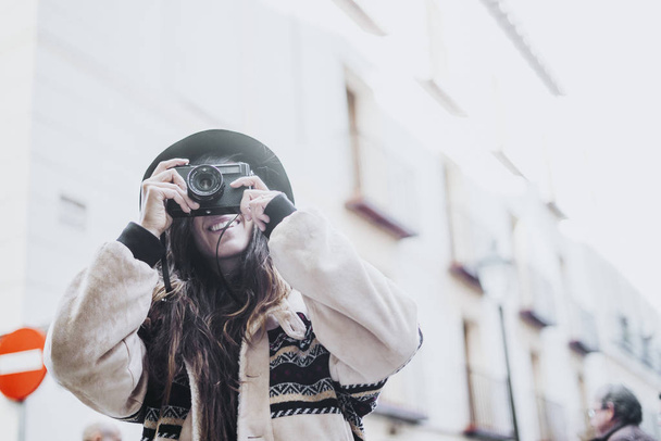 Nainen, jolla on kamerakuva Madridin kadulla
 - Valokuva, kuva