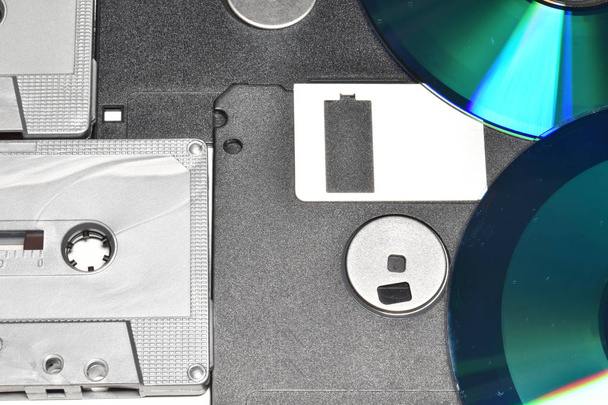 Tape, floppy, cd. Geschikt om te worden gebruikt als een achtergrond.  - Foto, afbeelding