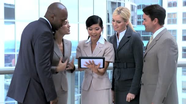 ambiciózní obchodní vedení pomocí bezdrátové tablet - Záběry, video
