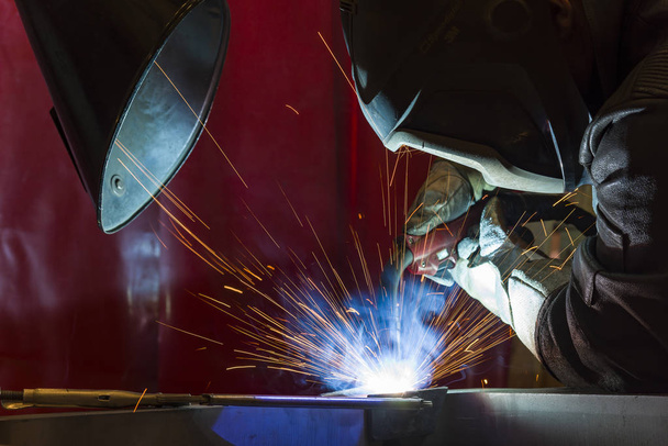 soldador, artesano, acero técnico de montaje Soldador de acero industrial en fábrica
 - Foto, Imagen